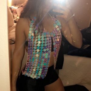 Holographic chain top